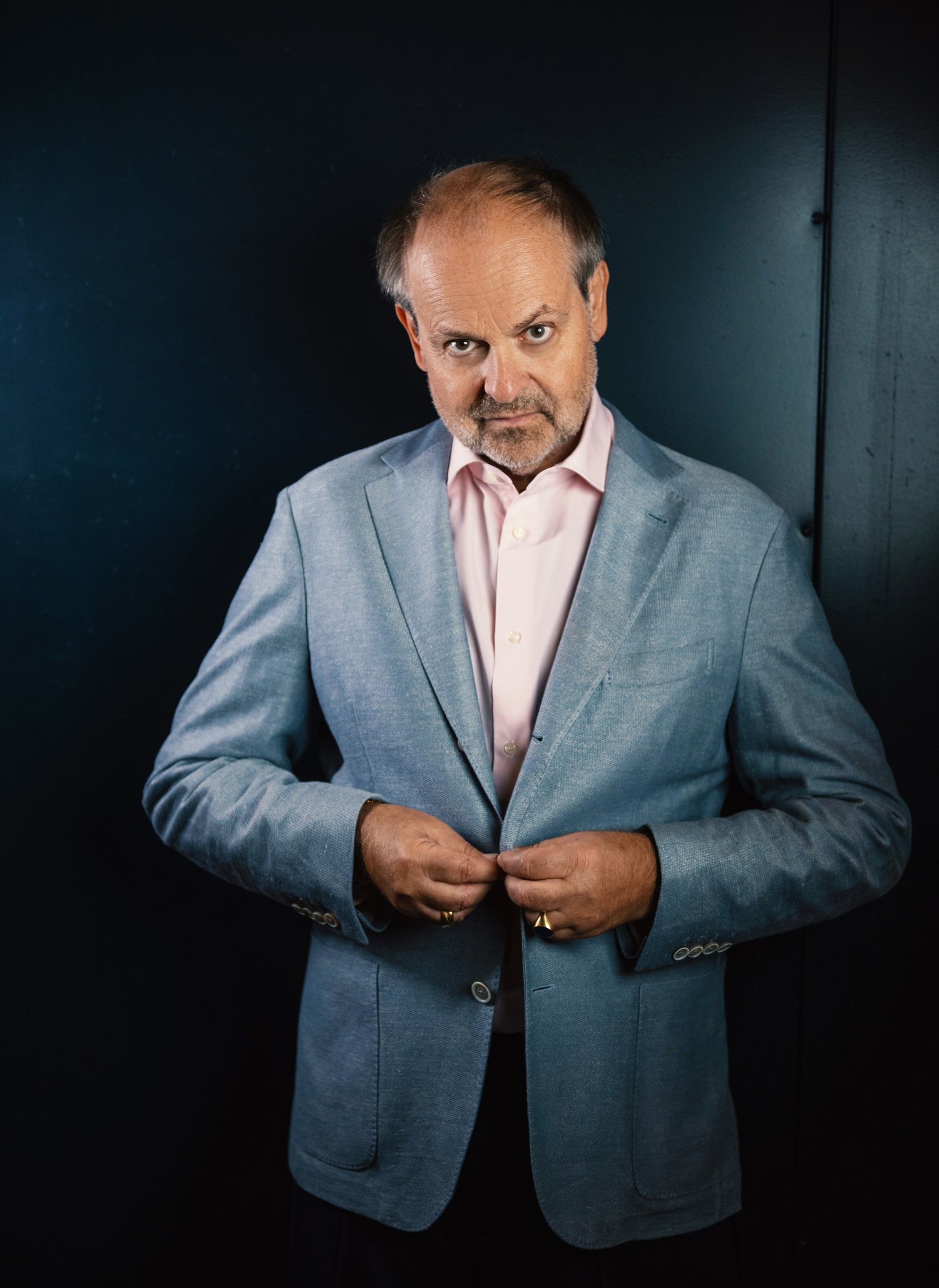 Markus Majowski im hellblauen Jackett